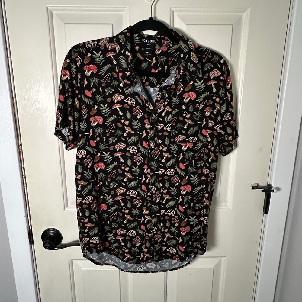 Hot Topic Black and Red Casual Button Down Shirt
